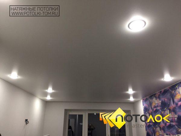 Натяжной потолок с подсветкой в гостиной фото