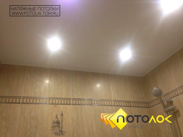 Матовый натяжной потолок в ванной комнате фото