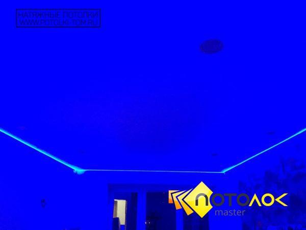 Натяжной потолок с подсветкой в гостиной фото